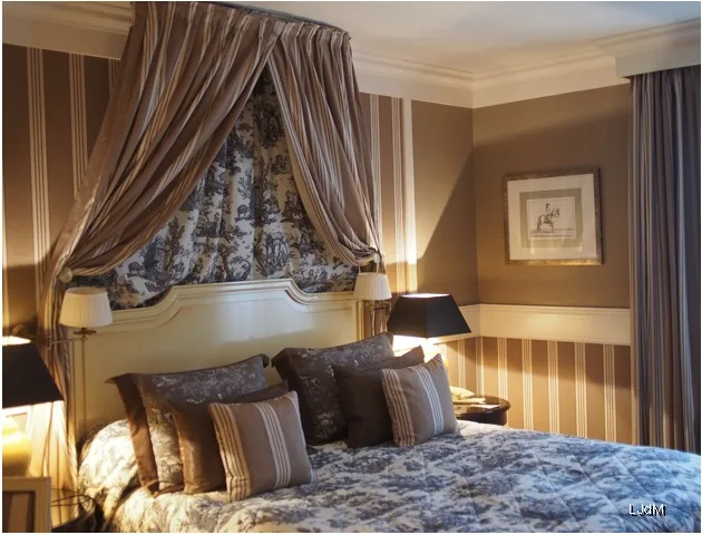 Lit à baldaquin dans une chambre élégante de l'Hôtel Mont Royal