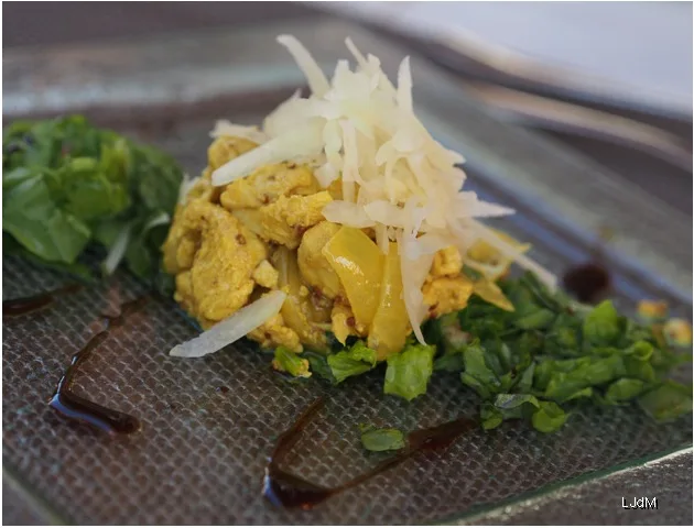 Curry mauricien et légumes servis sur une assiette en forme de feuille