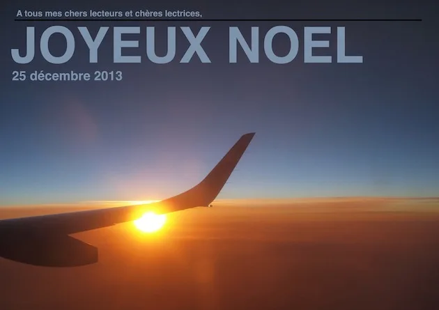 Carte de vœux de Noël avec une aile d’avion au coucher du soleil