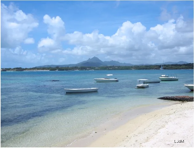 Des bateaux de pêche ancrés au large d’une plage mauricienne