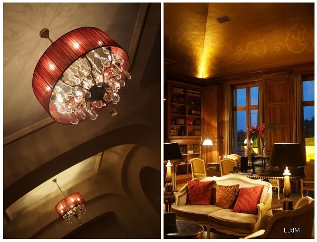 Collage d'un lustre rouge et d'un salon d'hôtel lambrissé