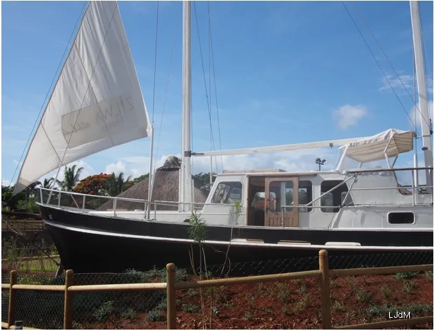 Bateau à voile exposé à côté du club familial de l'hôtel Zilwa Attitude