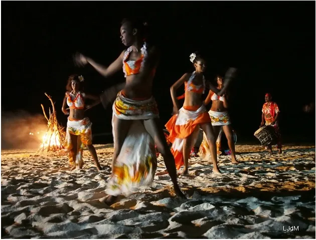 Spectacle de danse mauricienne autour d’un feu sur la plage