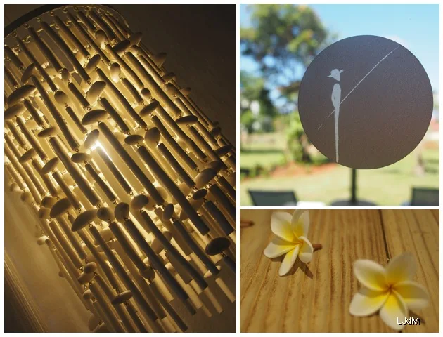 Collage d'un décor en bambou, d'une enseigne de chambre et de fleurs de frangipanier