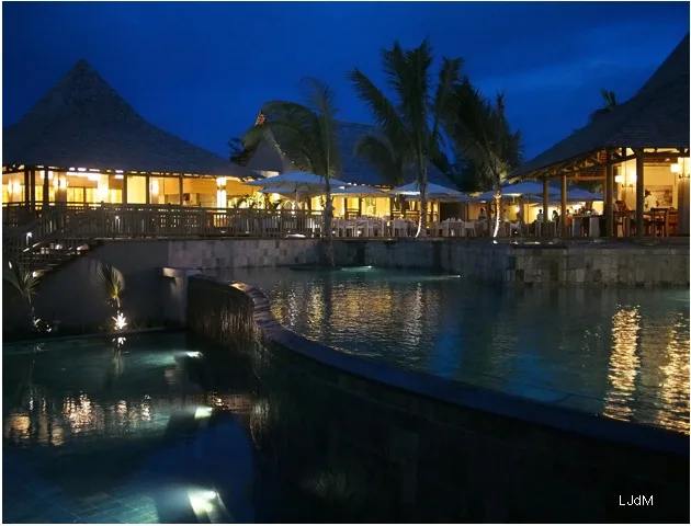 Piscine et bâtiments de l’hôtel Zilwa Attitude illuminés de nuit