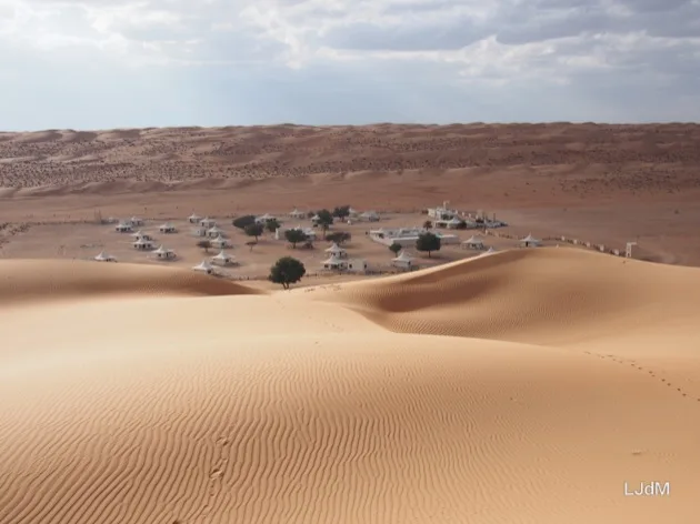 Camp du désert parmi les dunes d’Oman