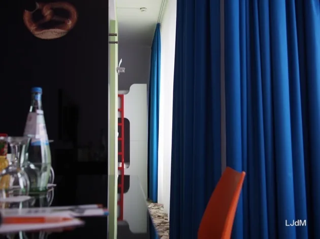 Coin salon et couloir colorés à l'Ibis Styles Munich