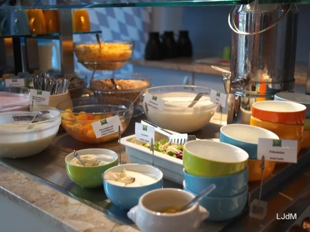 Petit-déjeuner buffet avec yaourts, fruits et boissons chaudes