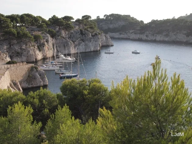 Voiliers ancrés dans la Calanque d’En-Vau près de Cassis