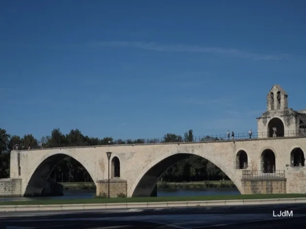 Pont Saint-Bénézet enjambant le Rhône à Avignon