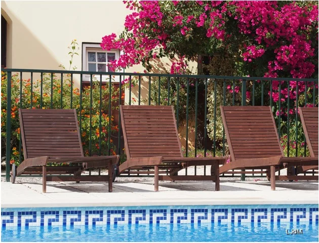 Chaises longues au bord d’une piscine près de Sintra