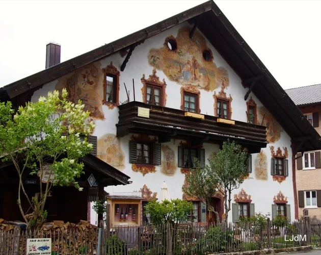 Maison alpine richement décorée en Bavière