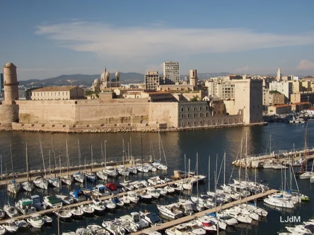 Fort Saint-Jean et marina du Vieux-Port vus d'en haut