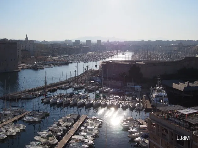 Marina ensoleillée du Vieux-Port vue du Sofitel Marseille
