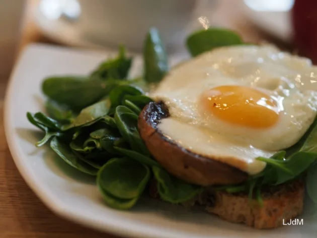Œuf poché sur toast aux épinards