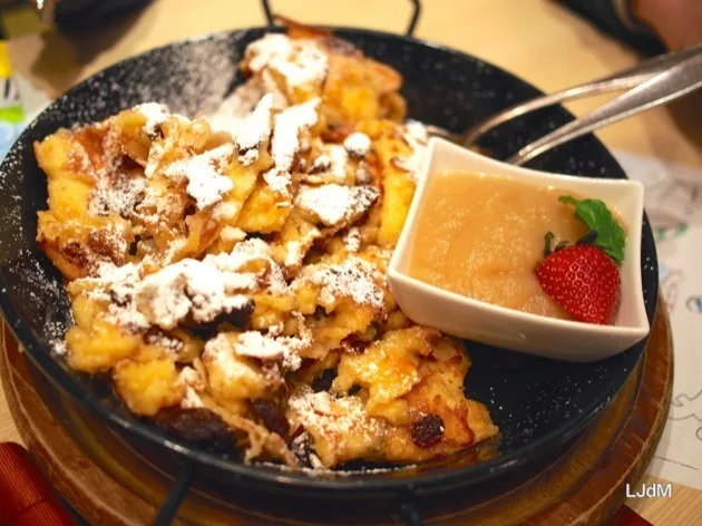 Kaiserschmarrn servi avec du sucre glace