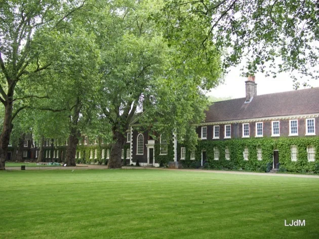 Hospices du musée Geffrye derrière une pelouse verte