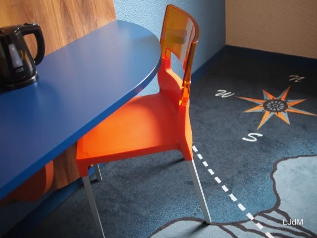 Tapis de bureau et carte au trésor dans une chambre d'hôtel sur le thème des pirates