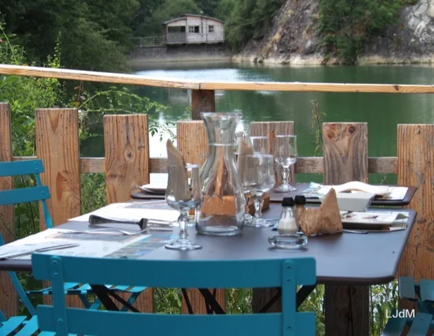 Terrasse du restaurant avec vue sur le lac de la carrière d'Echologia