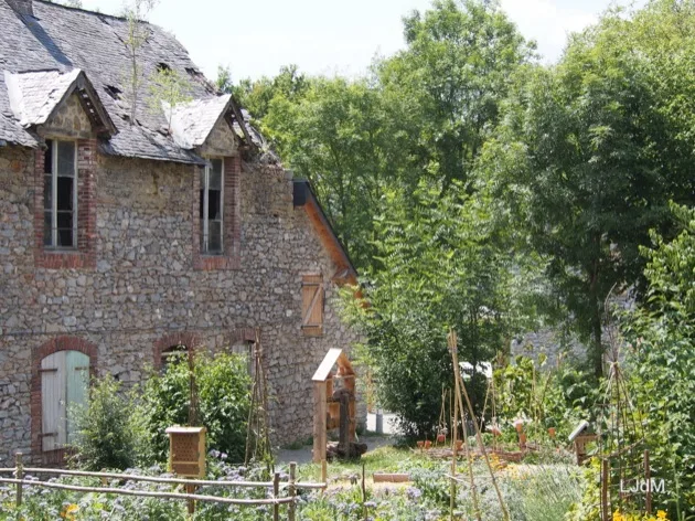 Pavillon en pierre et jardin à côté d'une forêt à Echologia