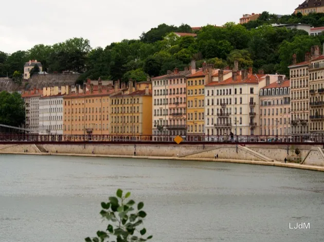 Façades colorées le long de la Saône à Lyon