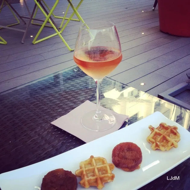 Vin rosé et bouchées salées sur une table en terrasse