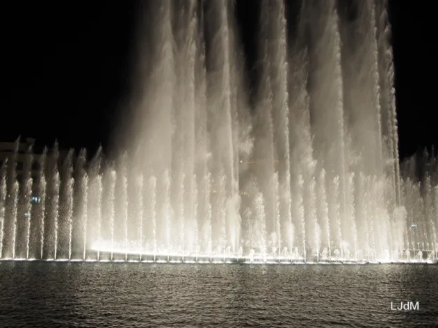Jets de la fontaine de Dubaï illuminés la nuit