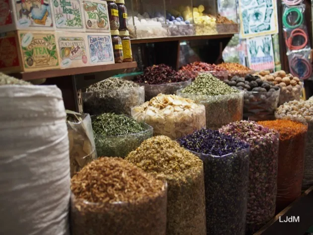 Épices et produits séchés dans un souk de Dubaï