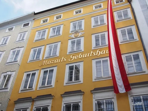 La maison natale de Mozart décorée d'un drapeau autrichien à Salzbourg