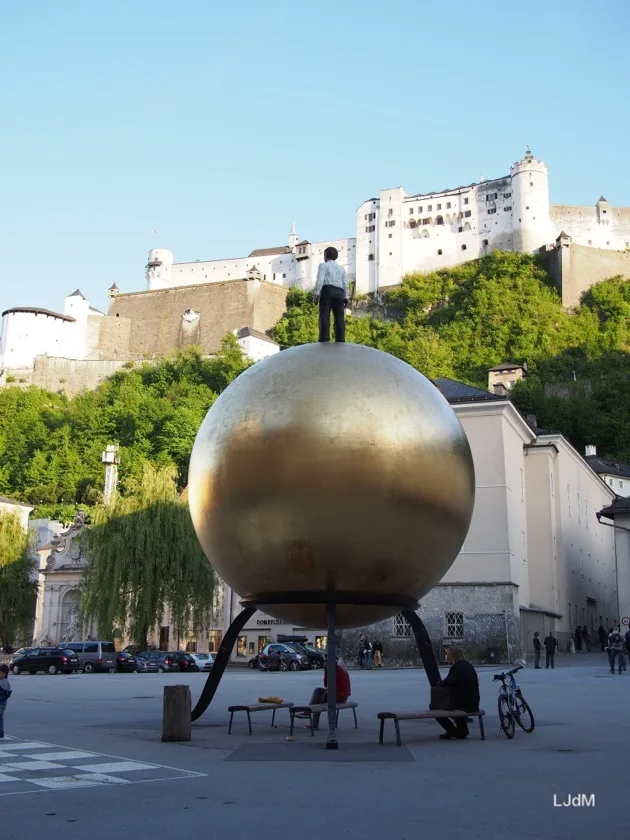 Sculpture Golden Sphaera avec la forteresse de Hohensalzburg derrière