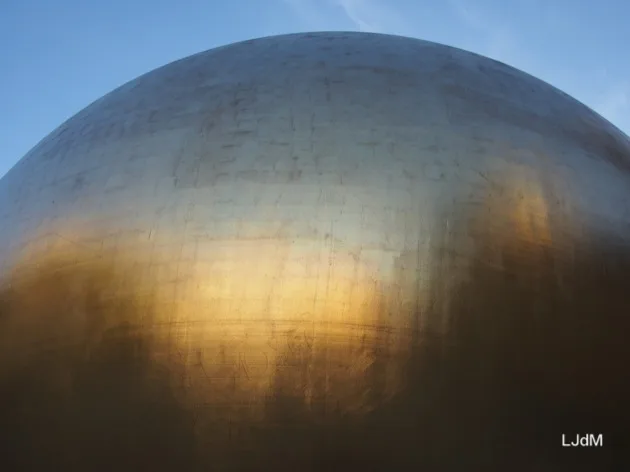 Sculpture Golden Sphaera reflétant la lumière du soleil à Salzbourg
