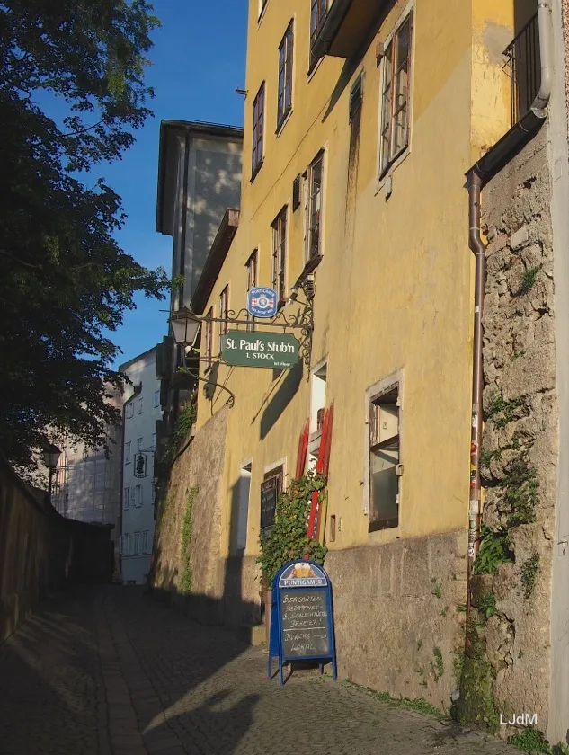 Ruelle à côté des murs de la forteresse de Hohensalzburg