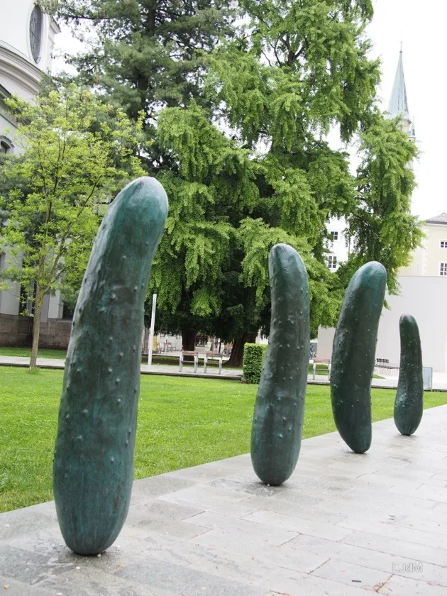 Sculptures de concombre dans un jardin de Salzbourg