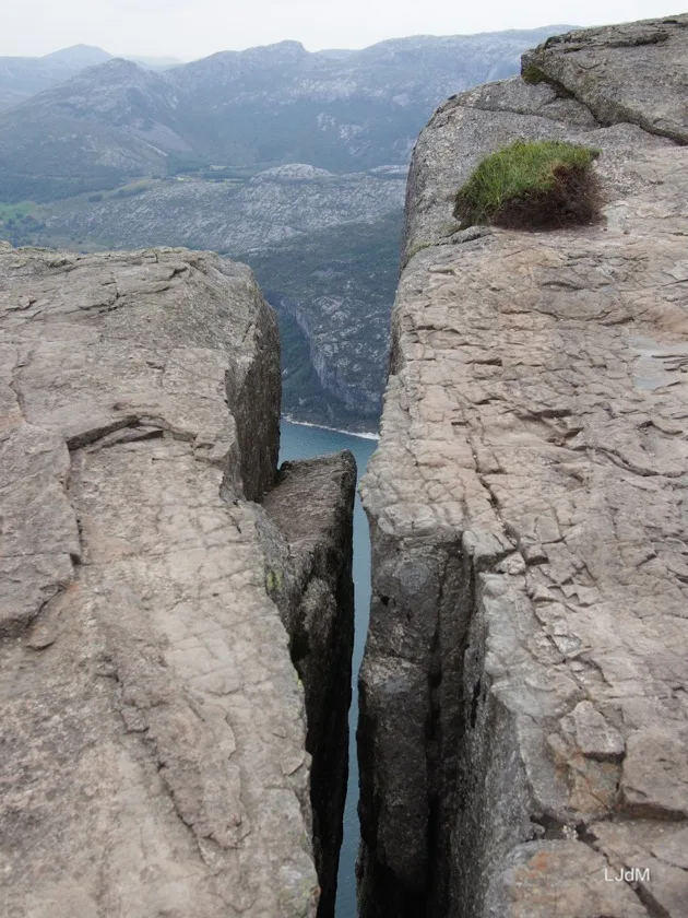 Fissure profonde entre les rochers du Preikestolen
