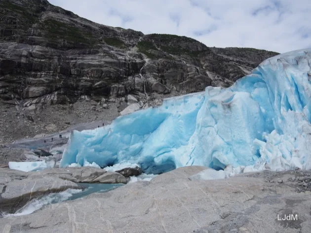 Glace bleue au bord d'un glacier norvégien