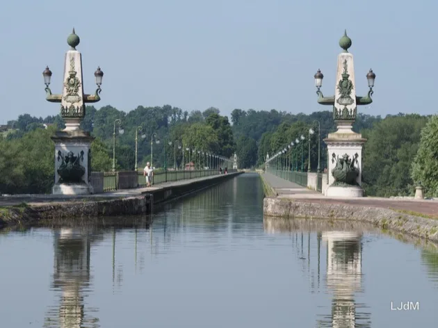 Pont richement décoré sur le canal de Briare