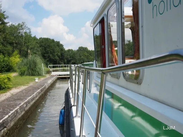 Bateau fluvial entrant dans une écluse