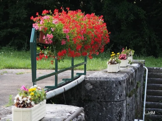 Écluse fleurie du canal de Briare