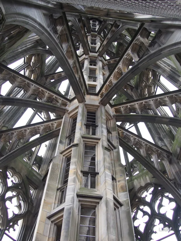 Charpente en bois sous la flèche de la collégiale d'Esslingen