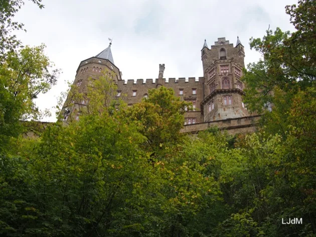 Château en pierre dominant les arbres près de Stuttgart