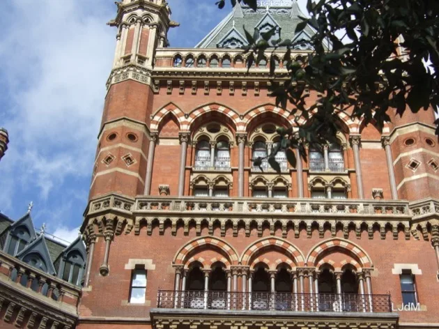 Façade néogothique en briques rouges de la gare Saint-Pancras à Londres