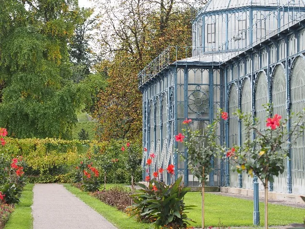 Serre à côté d'un chemin bordé de fleurs à Wilhelma