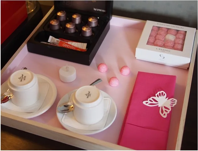Plateau de thé rose avec macarons et boissons chaudes