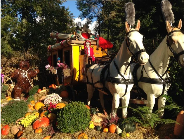 Exposition d'Halloween tirée par des chevaux entourée de citrouilles à Nigloland