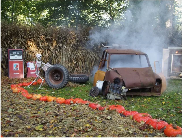 Voiture abandonnée et citrouilles dans une exposition enfumée d'Halloween à Nigloland