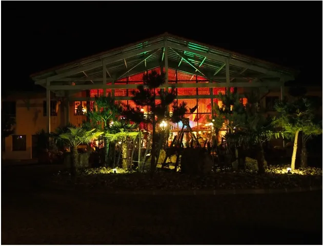 Entrée de l'Hôtel des Pirates éclairée la nuit