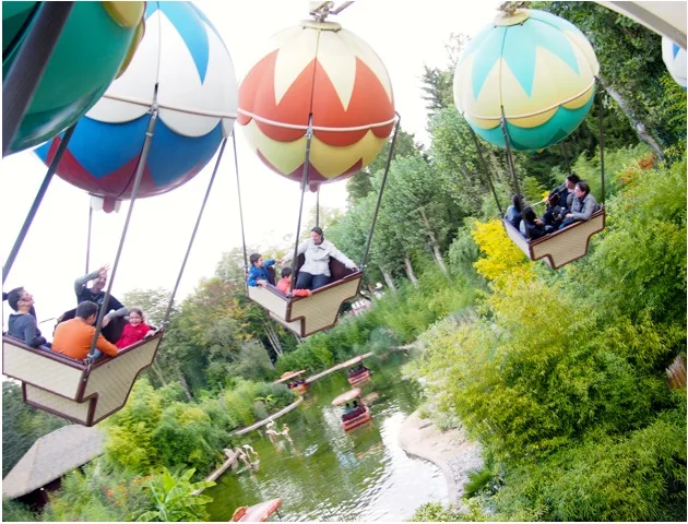 Vol en montgolfière coloré au-dessus des arbres à Nigloland