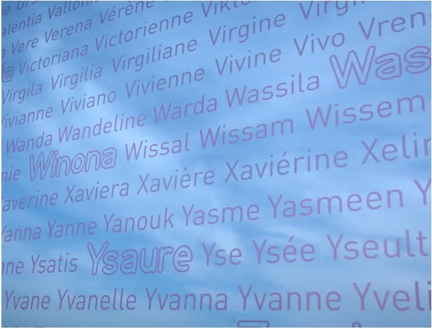 Mur recouvert de prénoms de femmes