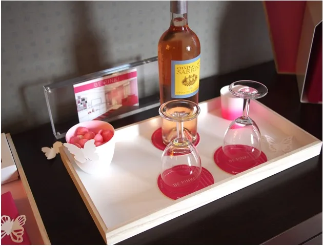 Boissons roses et fraises sur un plateau de bienvenue de l'hôtel