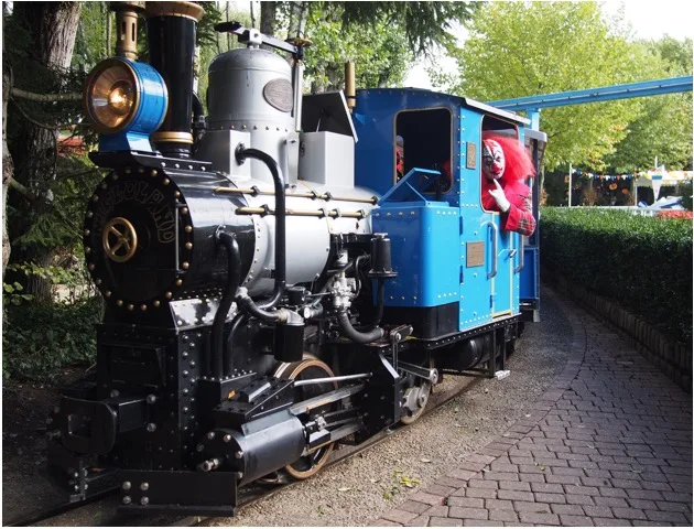 Petit train à vapeur décoré pour Halloween à Nigloland